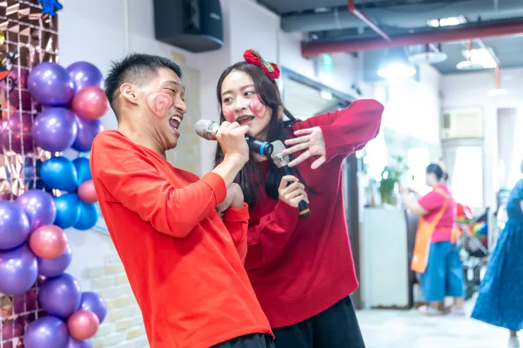 兩人一起對唱《小酒窩》，默契十足。