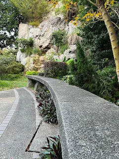 順勢而為是一個很好的觀念，穿上合身的新褲子，是可以襯托出現在的身材，也可以說是一種新挑戰。表示如果之後胖起來，就會面新褲子穿不下的困境。等於是要背負不能胖的壓力，買了就要一直能穿得下，不要再走回頭路，這就是對自我的一種宣示。