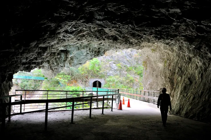 【穿洞過橋，慢賞徐行大塊文章鬼斧神工。】