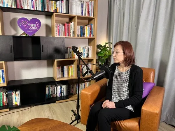 高醫附醫資深護理師翁才玉面對AI浪潮，善用科技縮短護理工作的文書處理時間，創造出時間紅利。（資料來源：衛福部照護司）