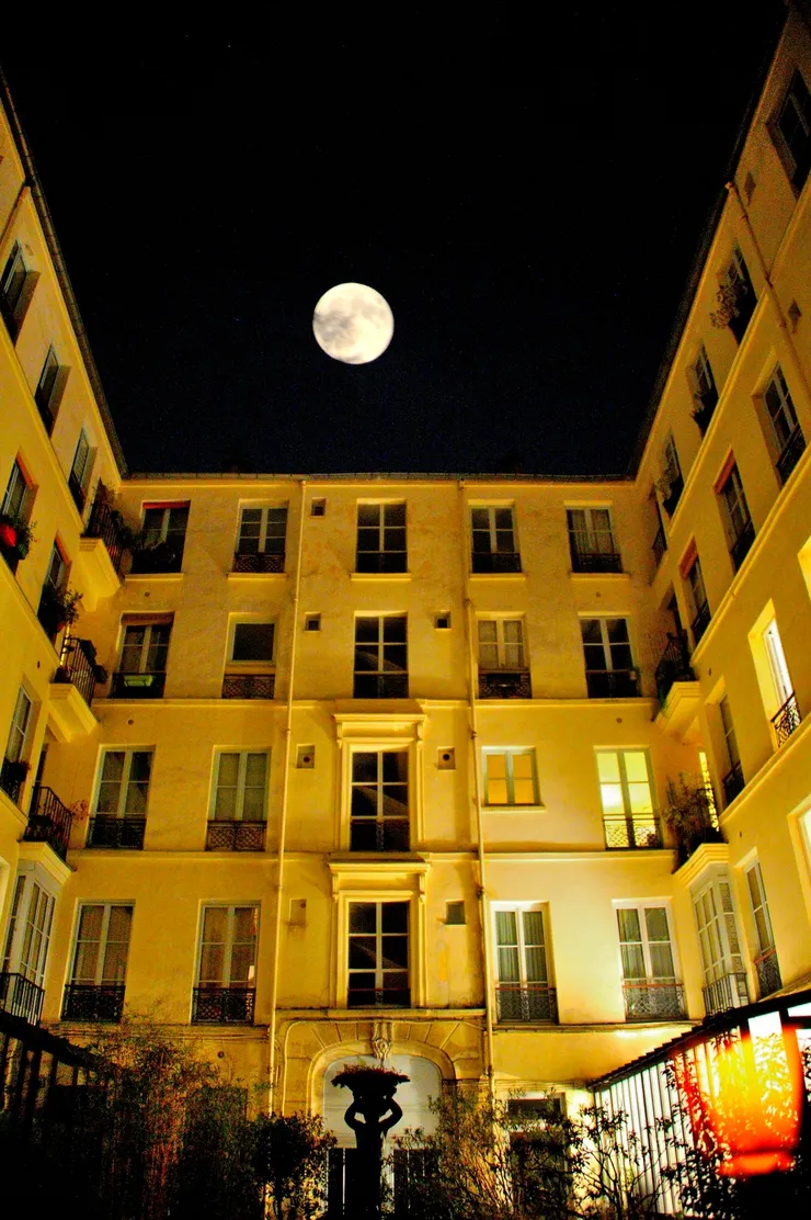 【台灣中秋才過十六日月更圓 入夜塞納河畔追光不見玉盤！放棄塞納河拍月，回到民宿附近才雲開見月，這是明月升上民宿鏡頭，不過是用兩張照片合成的。】