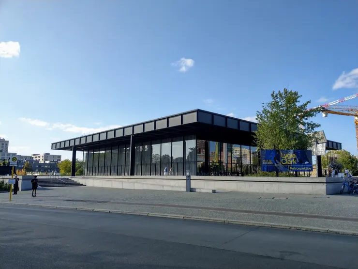 密斯·凡德羅（Ludwig Mies van der Rohe）設計的新國立美術館，1968年開幕，曾於於2015年至2021年關閉整修