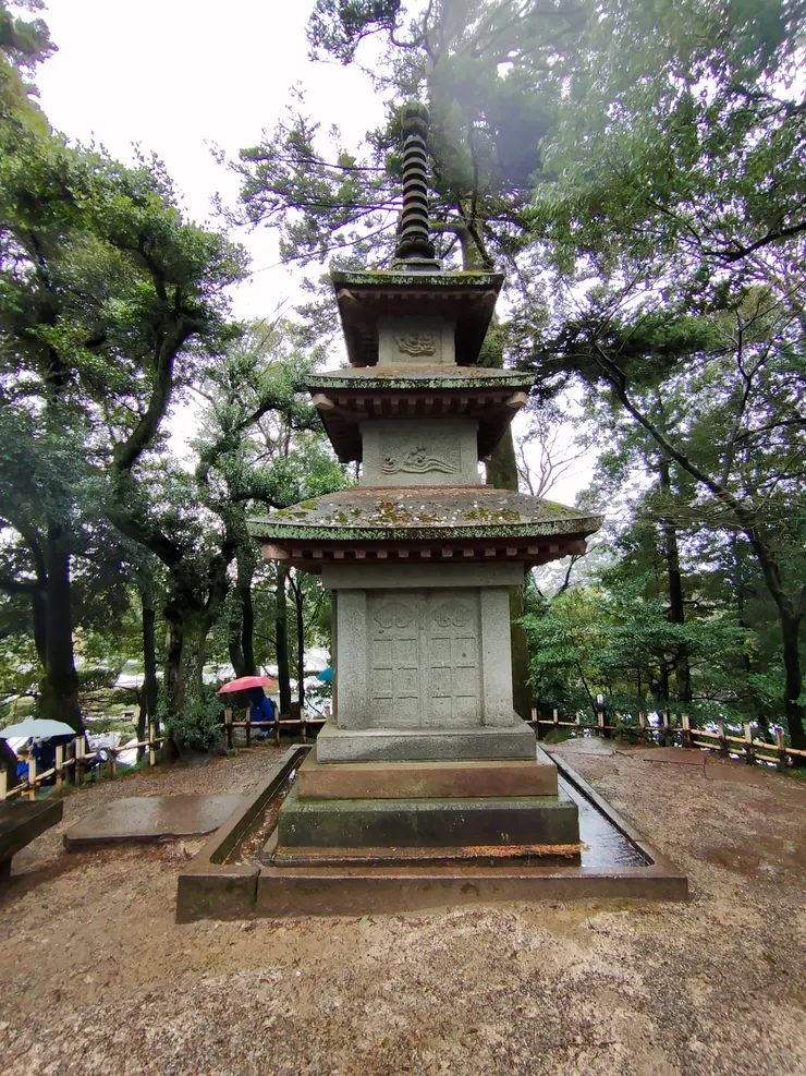 我好奇的跟在一群香港人後面爬上去,速速拍了照趕緊離開(雨好大)