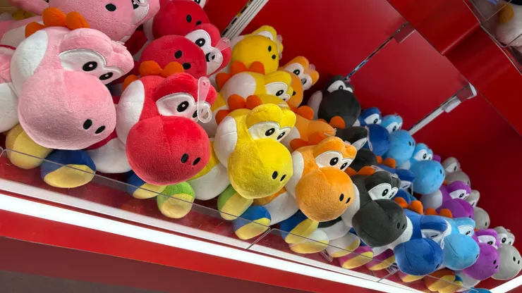 五顏六色的撞色款耀西們，真的是愈看愈可愛 😍 但怎麼反而沒有經典款的綠色耀西呢？——@台北新光三越 A11 寶可夢中心