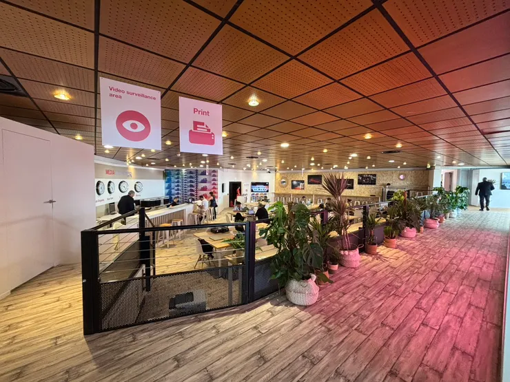 當外面世界停電斷網，電影宮內媒體中心還是燈火通明。／徐硯怡 攝影