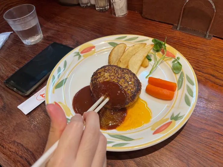 戳下去之後不得了的肉汁，光看就覺得一定很好吃