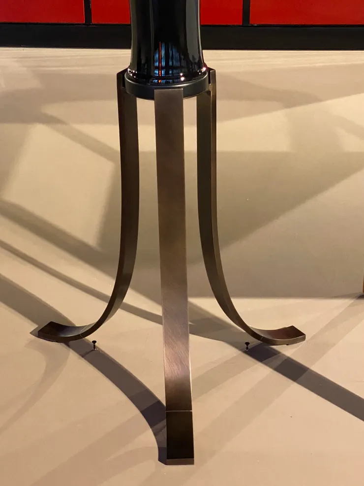 以扁黃銅彎曲而成的花瓶章魚腳立燈