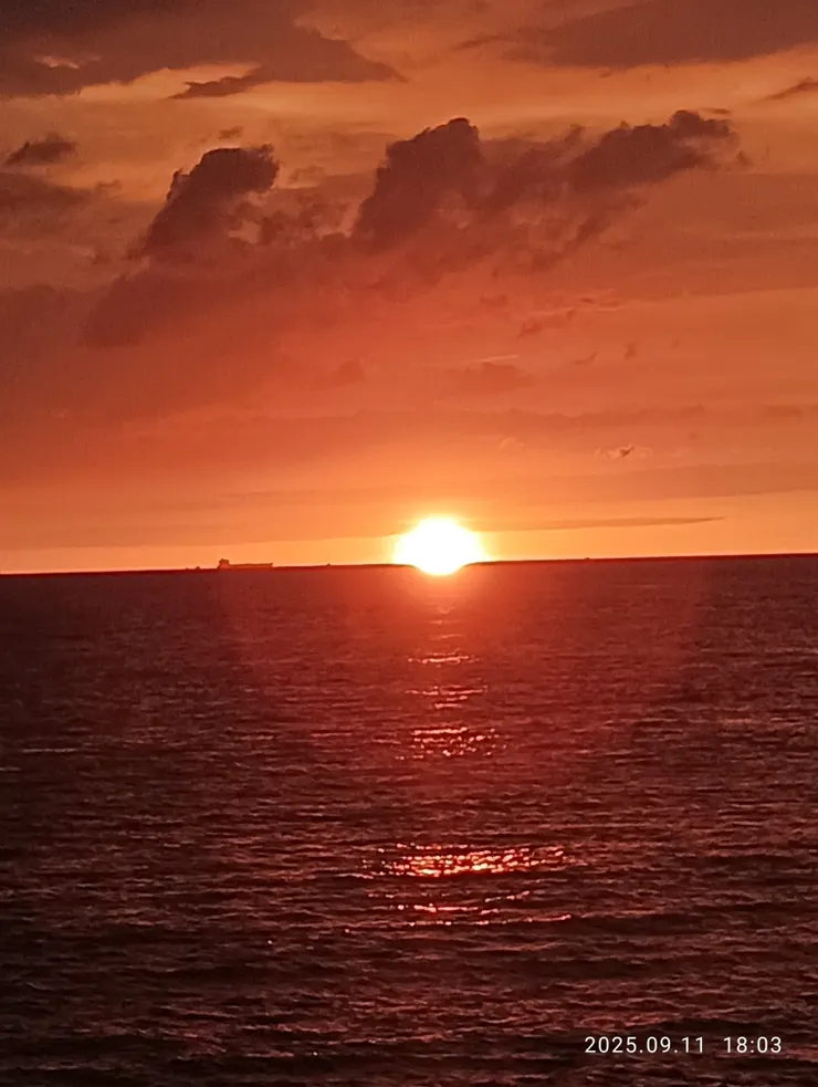 紅夕欲燃海鎔漾，自拍攝