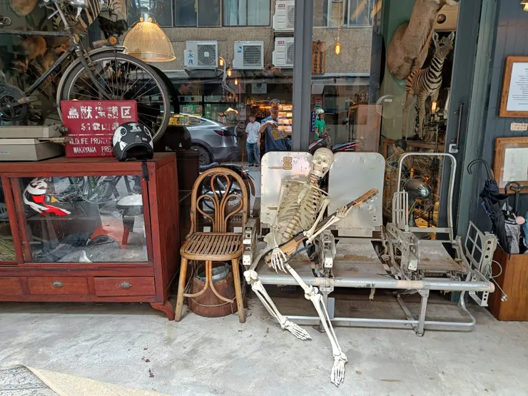 看到店門口的人骨坐在椅上彈琴，膽小的人會拔腿狂奔