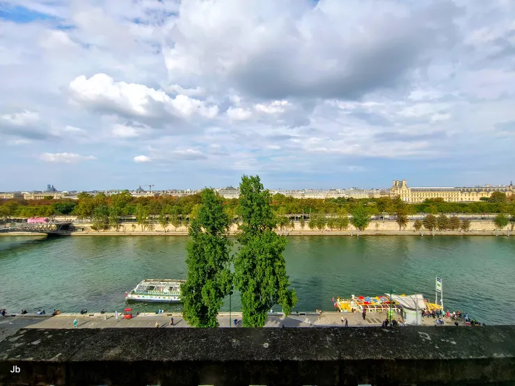 【隔著塞納河和堂皇的羅浮宮對峙 他是偉大的貴族妳是庶民的標誌！在臨河面看對岸。】