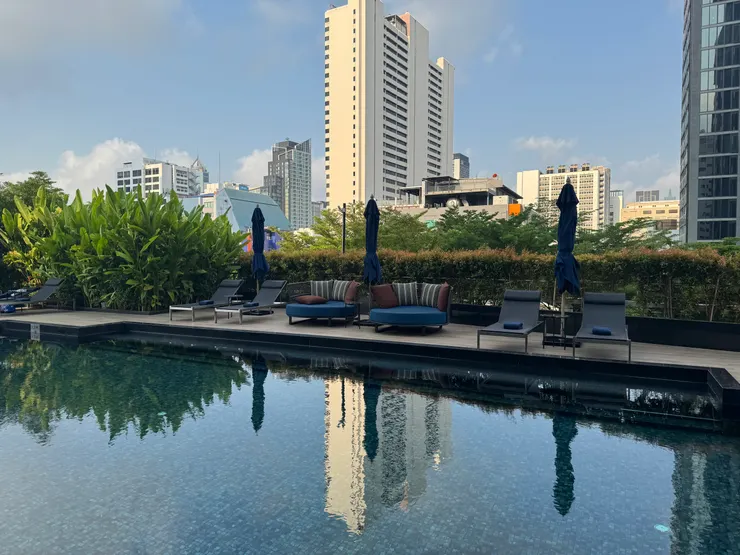 游泳池應該是20M，可以來回游，早上10點多都還沒有太陽，很推