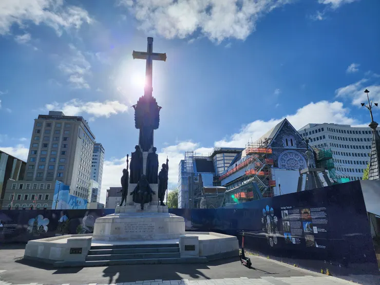 廣場旁的雕像&修復中的大教堂