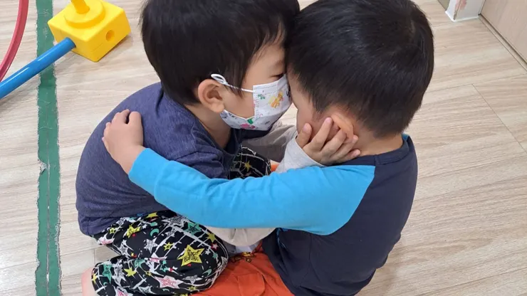 去年進家園當保育媽媽的某一天，寶貝兒子去安慰撞到的弟弟，有夠感人