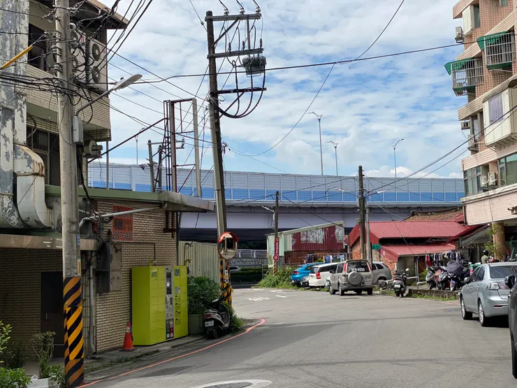 安和路三段底與環快安坑段路口，右邊也有一間紅磚屋