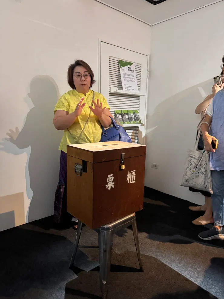 往箱子裡看會從聽覺、視覺感受到通訊軟體帶來的煩躁和時間破碎感。