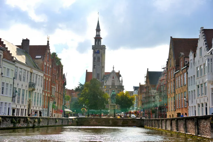 【仰望凍結的中世紀繁華見證滄桑 卻無處不美毋須在哪裡特別駐泊！尖塔建築為布魯日藝文中心。】