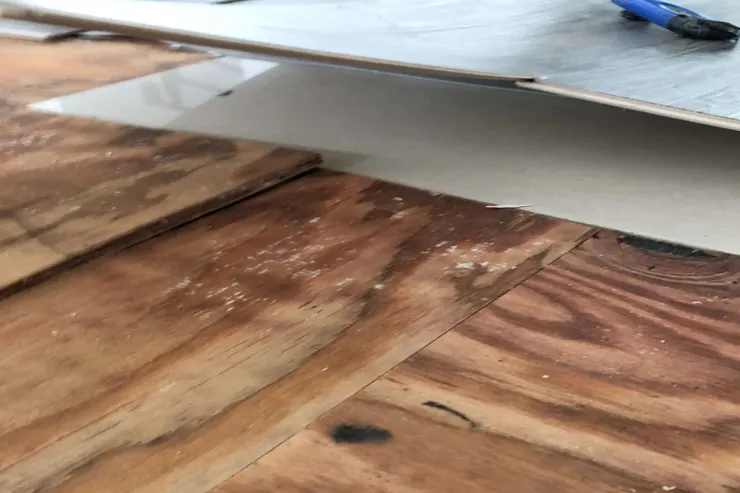 底下夾板擠壓到上面地板