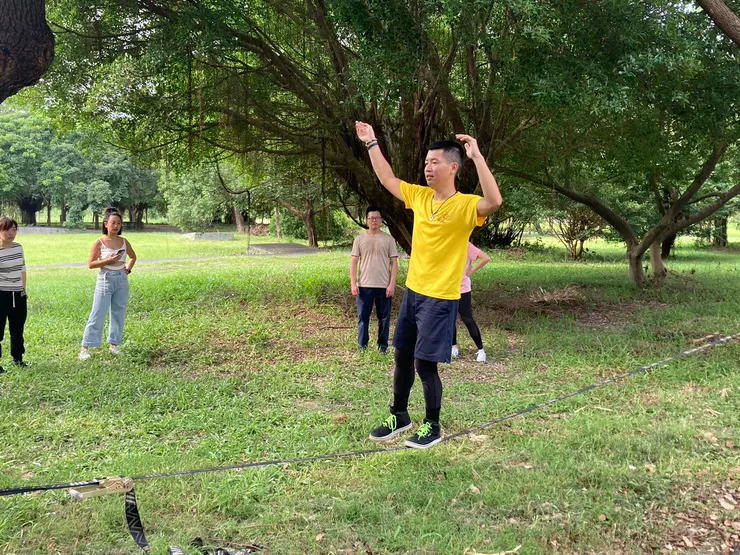 走繩是走在有彈性的扁帶上