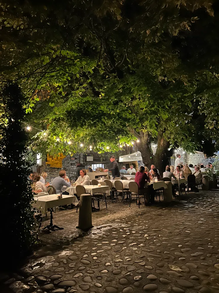 聖保羅德旺斯 (Saint-Paul de Vence) 古城夜晚，餐廳十分熱鬧 | photo by the author