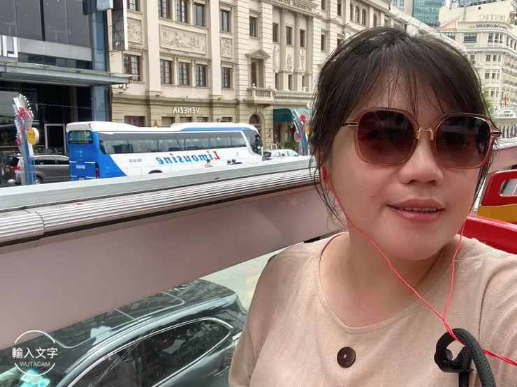 首次嘗試搭雙層觀光巴士遊胡志明市區，有種居高臨下的悠閒感