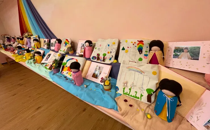 彩虹屋畢業典禮每位畢業生的相簿和老師縫製的娃娃