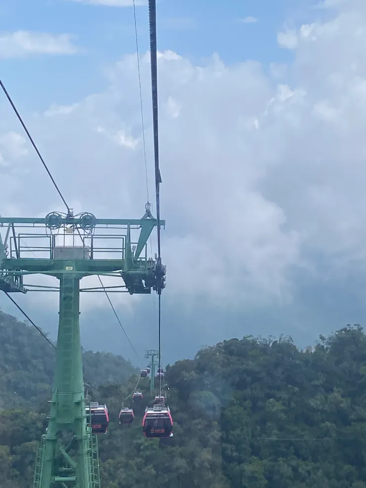 因為最長纜車維修，所以有了二段式的纜車風景