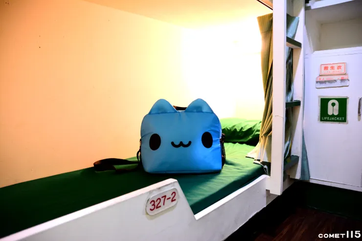 每個床位有暖黃色的小燈、枕頭和床墊，毛毯要另外借用