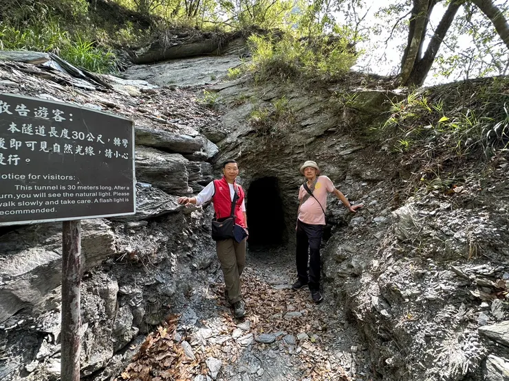 【綠水頭端封閉佳源主張一闖！綠水合流步道小山洞前，過此別有洞天！佳源攝。】