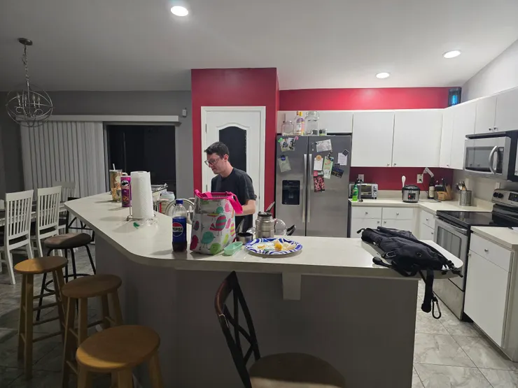 他接我到家後，就幫我準備一些必須品