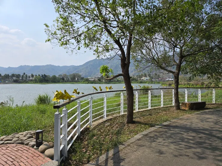 欄杆上的應該是象徵黃蝶翠谷的蝴蝶