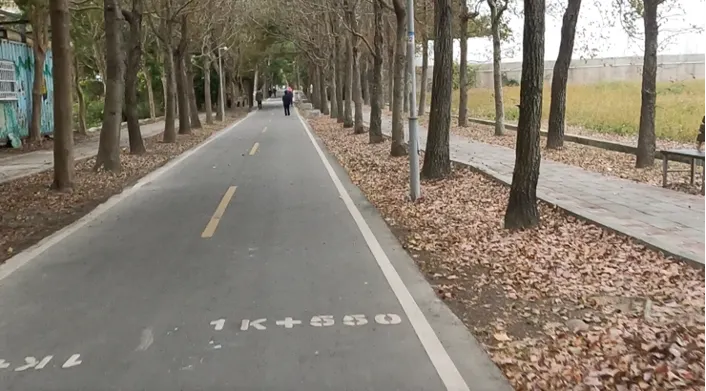 潭雅神自行車道，有些上下坡，不是完全平坦。