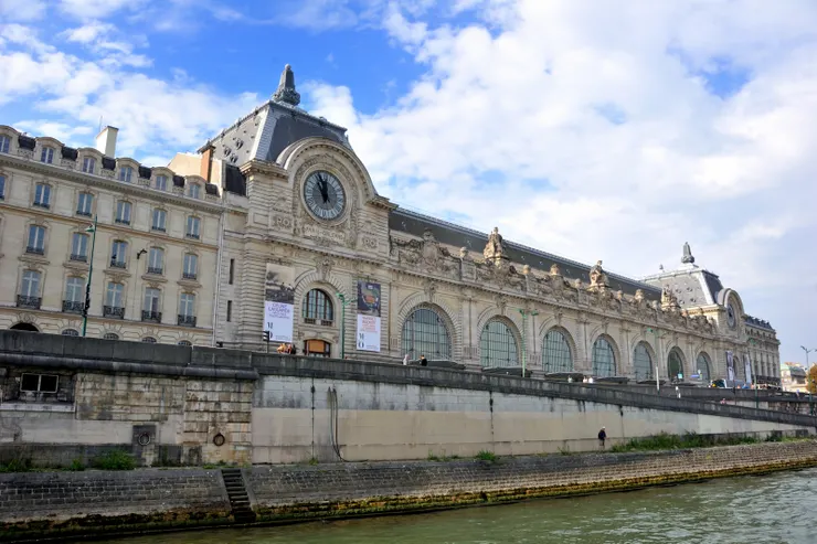 【船行河中左顧右盼指點建築橋樑！左岸的奧賽博物館（Musée d'Orsay）】