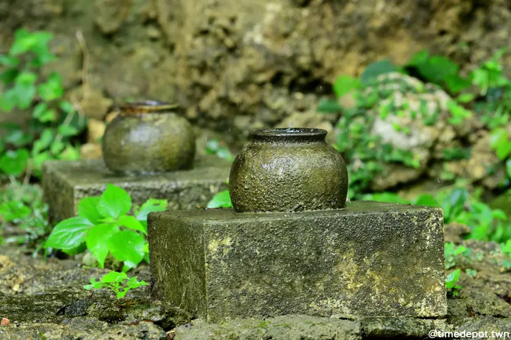 洞外承接聖水的兩個壺。駐守現場的大姊推薦我可以試著拍攝水滴滴落的瞬間。