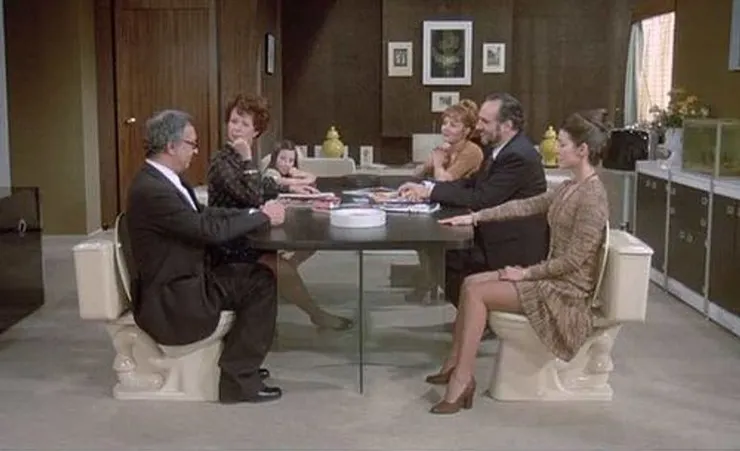 大家一邊上廁所一邊談天說笑