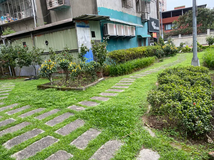 興隆路二段244巷，原本河道整理成綠地小公園