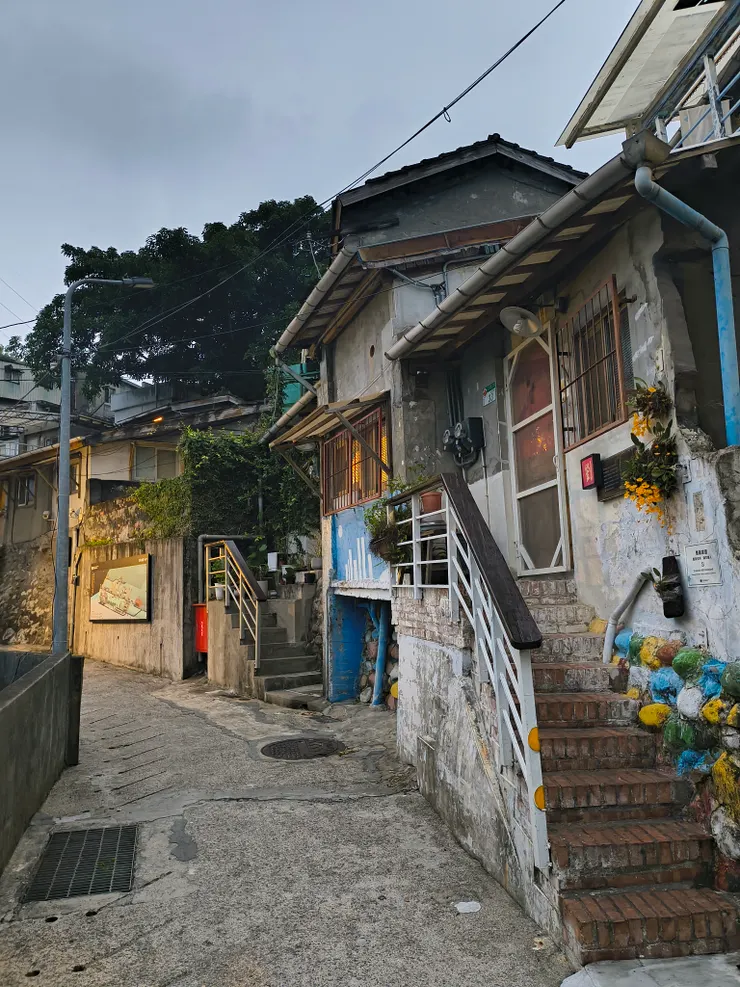 蜿蜒小徑與樓房