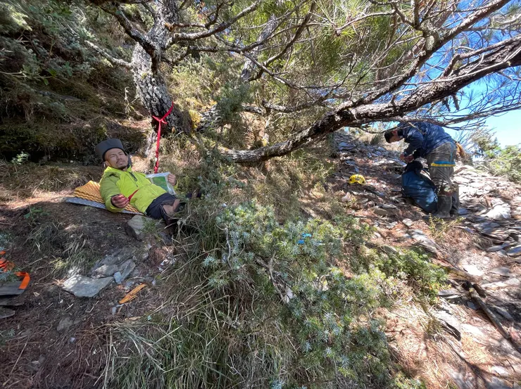 終於見到救難人員的小曾，表情痛苦是因為腳又開始痛。