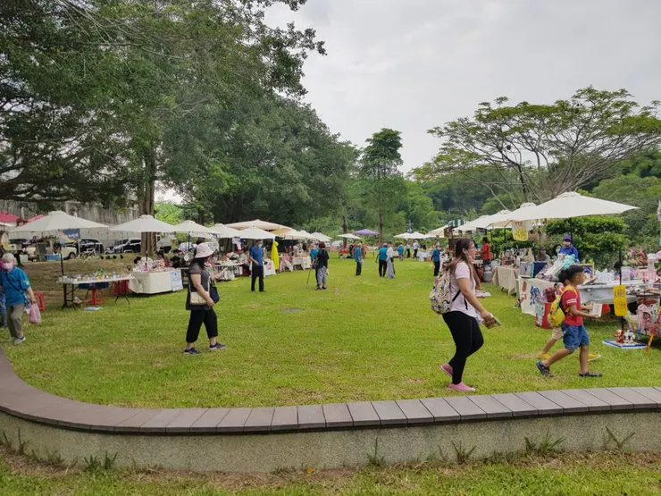 日光草皮上的展演平台，是辦理各項市集展演、社區表演活動的絕佳場地。