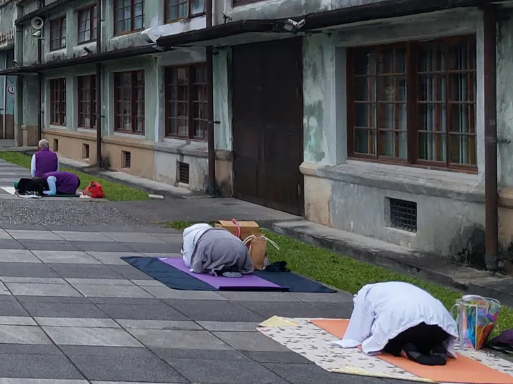 靜坐冥想似的 / 資料來源：我自己