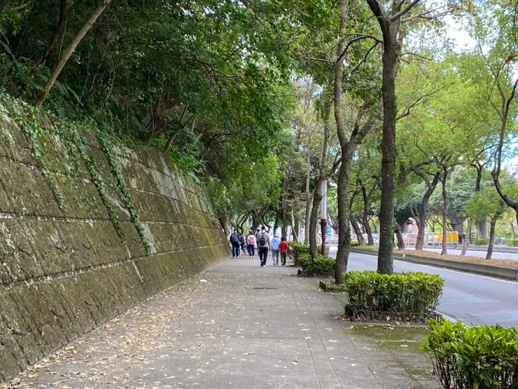 往劍潭山步道路上