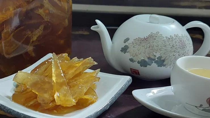 把佛手柑熬成金黃欲滴的蜜餞，十分香美，有著柑橘清香，雖然微苦，卻更添風韻，重點是對嗓子好。