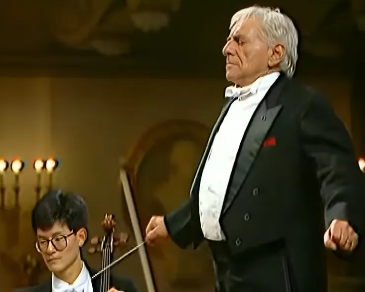  這位當年在柏林圍牆紀念音樂會上的大提琴首席，就是 楊文信 老師。