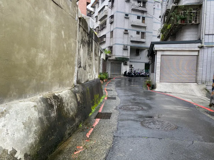 和興街26巷11弄不但彎曲，還可見到建築物墊高的痕跡