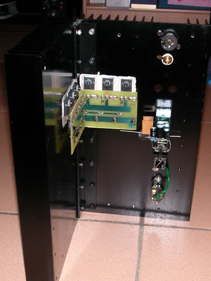 背面零組件與輸出晶體安裝