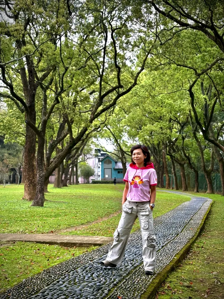 大草坪外圍的步道群樹環繞綠意盎然