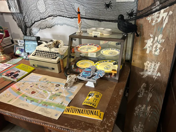 咖啡廳的一角，擺放老廠房的舊物件和新設計的商品