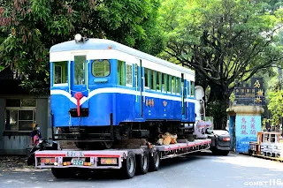 貨運司機倒車退出園區