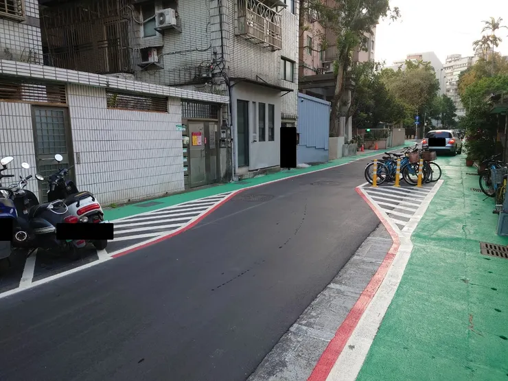 新生南路三段54巷「減速彎」只是簡單平行位移，與一般以連續小彎道設計的減速彎相差甚遠。