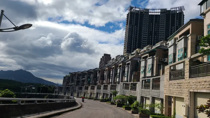 這就是靠小坪頂路的「環遊郡采迭區」，遠航破產後淪為法拍重災區，由於缺少生活機能，即使二三拍都難脫手，長久也會淪為鬼城。