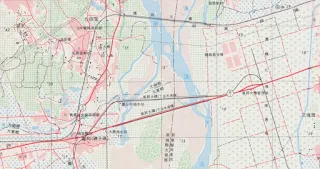 新橋在舊橋的下游側，兩座橋曾並行一段時間，地圖上也標示出糖鐵路線二萬五千分之一經建版地形圖(第一版)(1985)(資料來源：台灣百年歷史地圖)